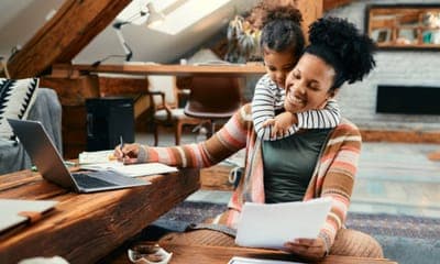 🚀 Rocketfy lanza 1.000 cursos gratis para madres en marketing digital