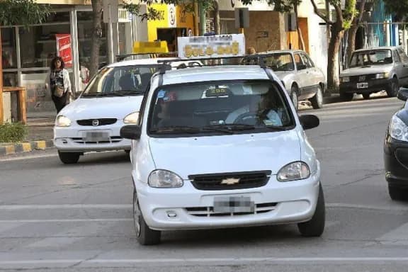 🚀 🚗 Taxistas de Cipolletti protestan por falta de control a Uber