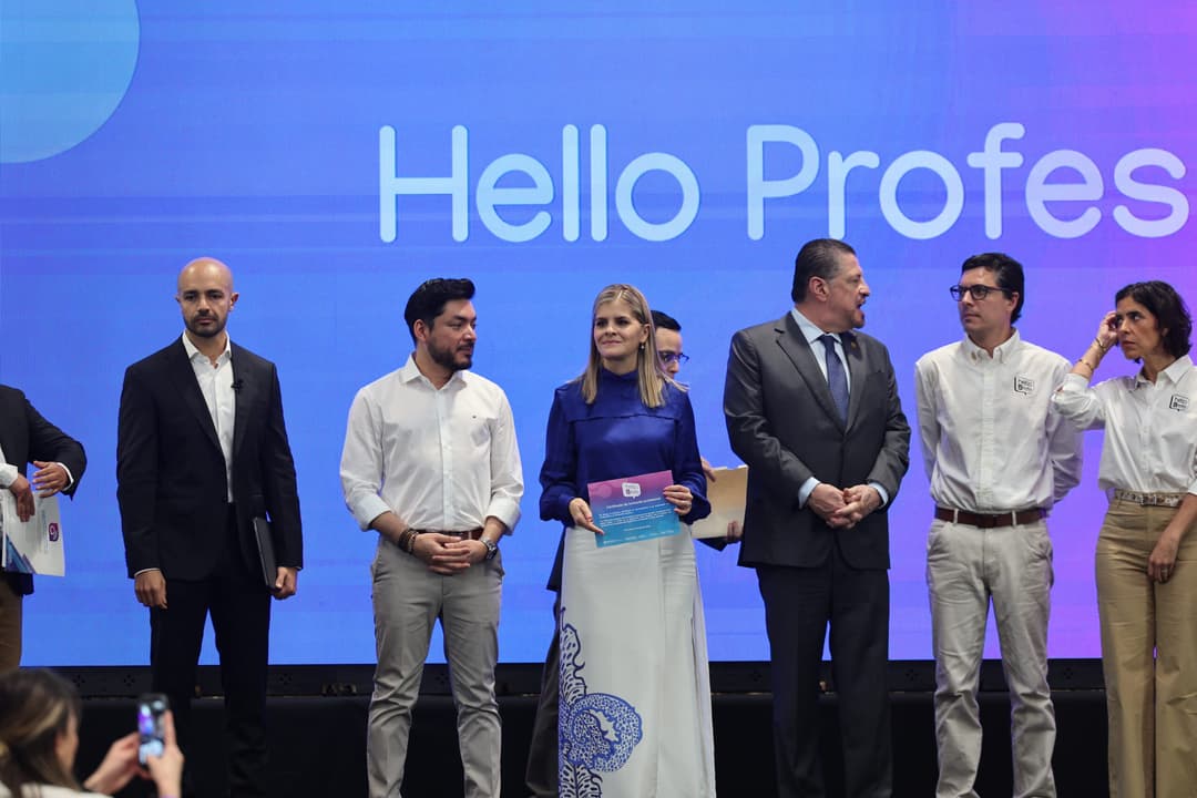 📚 Open English activa 30 mil licencias en Costa Rica mediante la plataforma Hello Brete