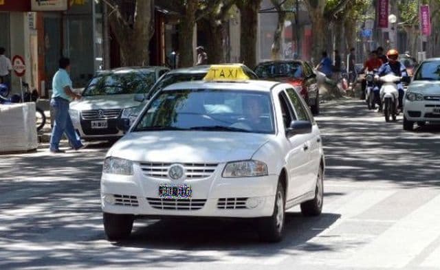 🚀 🚕 Federación Nacional de Conductores de Taxis denuncia operación ilegal de Uber en Mercedes