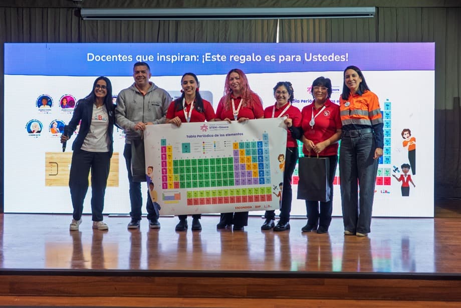 🚀 🔬 STEM+Género impulsa más niñas en ciencia con celulares como microscopios en Antofagasta