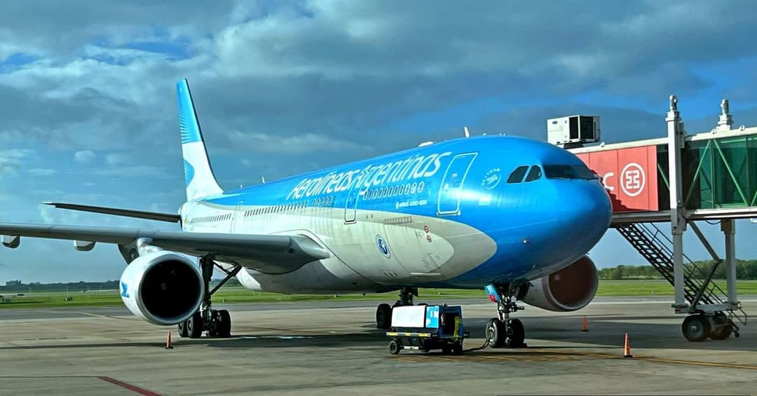 🚀 ✈️ Aerolíneas Argentinas y Uber anuncian alianza estratégica para integrar transporte aéreo y terrestre