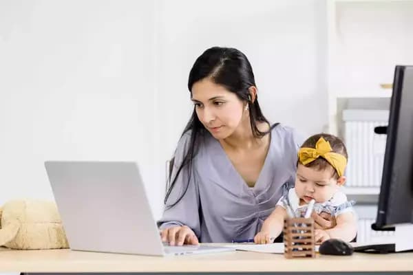 🚀 📉 El 24% de las mujeres en tecnología deja su empleo tras la maternidad, según Laboratoria