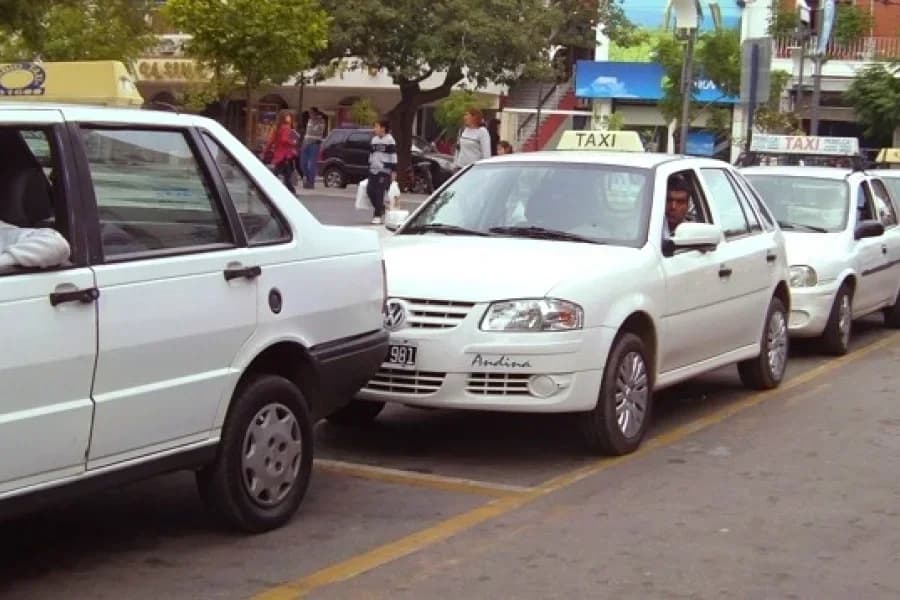 🚀 🚕 Taxistas piden declarar ilegal a UBER y un aumento tarifario del 20%