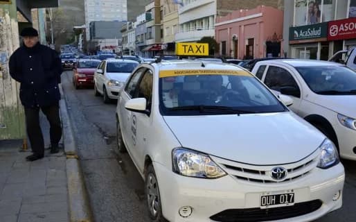🌎 🚕 Taxistas de Comodoro alertan sobre la pérdida de rentabilidad ante DiDi y Cabify