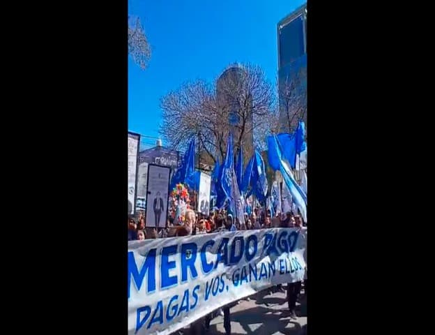 🚀 🚩 Movimientos sociales protestan contra Mercado Pago por sus altas tasas de interés