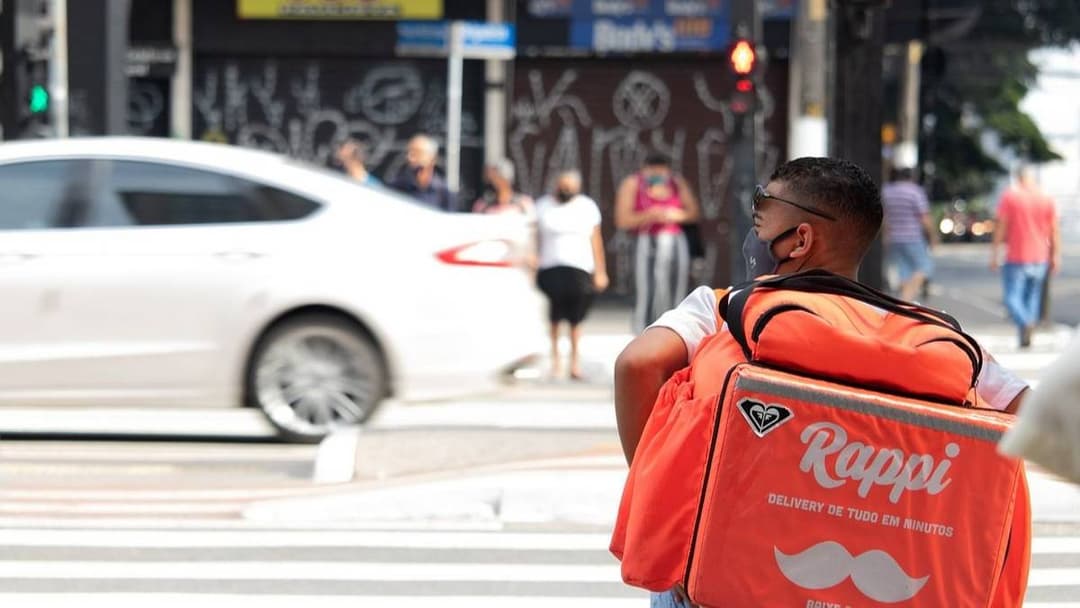 🚀 📉 Crisis de ingresos: Repartidores de Rappi necesitan más de 500 pedidos para cubrir la canasta básica en Argentina