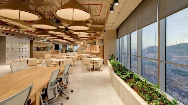 🏢 Mercado Libre inaugura oficinas de 6,000 m2 en el Costanera Center de Chile