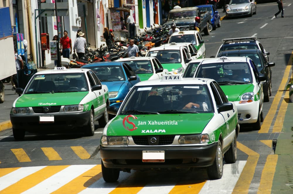 🚀 🚕 Taxistas de Xalapa exigen "piso parejo" ante regulación de Uber y DiDi en Veracruz
