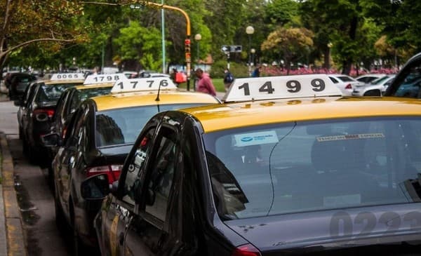 🚀 ⚖️ Taxistas de Mar del Plata demandan a Uber, DiDi y Cabify por competencia desleal