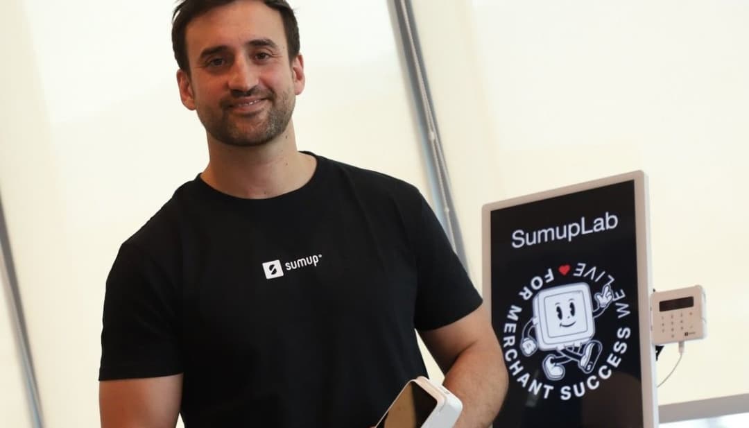 💳 SumUp adelanta tótem de autopago y estudia licencia bancaria en Chile